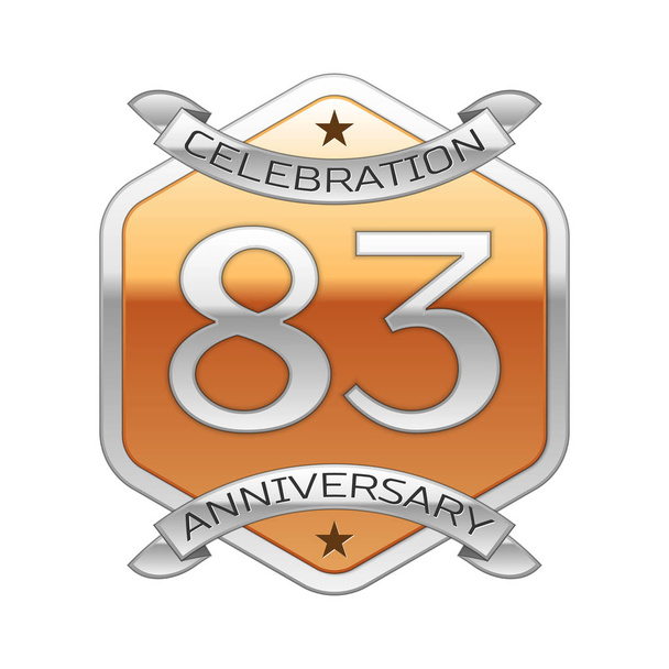 Ογδόντα τρία χρόνια επέτειο εορτασμού ασημένιο λογότυπο με ασημένια κορδέλα και χρυσή εξαγωνικό στολίδι σε λευκό φόντο. - Διάνυσμα, εικόνα