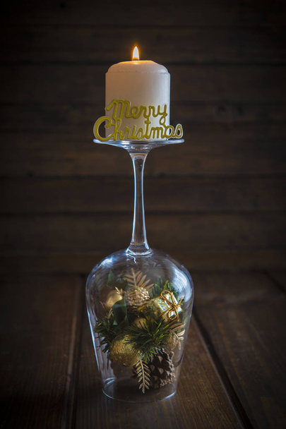 Рождественский фон со свечой на чашке
 - Фото, изображение