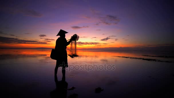 pescador con red de pesca en la costa
 - Imágenes, Vídeo