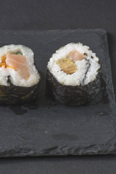 黒い石の上寿司 8 貫 - 写真・画像