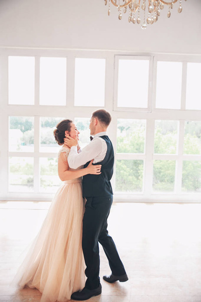 first wedding dance.wedding couple dances on the studio. Wedding day. Happy young bride and groom on their wedding day. Wedding couple - new family. Wedding dress. - Foto, Imagem