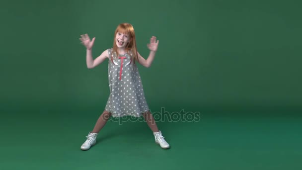 Aranyos kis gyömbér lány játék a majom, és bolondozás körül - Felvétel, videó