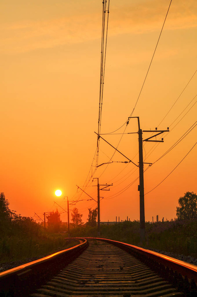 Demiryolu - demiryolu ile dikey güneş batımında - Fotoğraf, Görsel