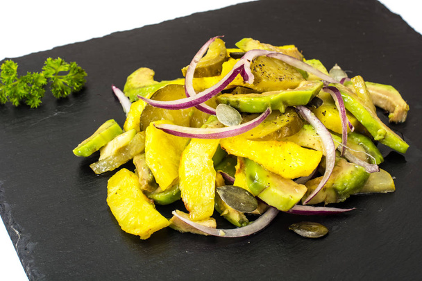 Salada deliciosa com abacate e batatas
 - Foto, Imagem