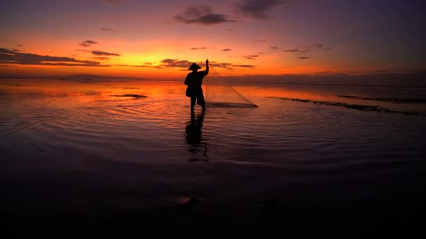  pescador pescando al atardecer
 - Imágenes, Vídeo