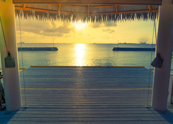 Όμορφη νερό βίλες σε τροπικό νησί Μαλδίβες στο το sunris - Φωτογραφία, εικόνα