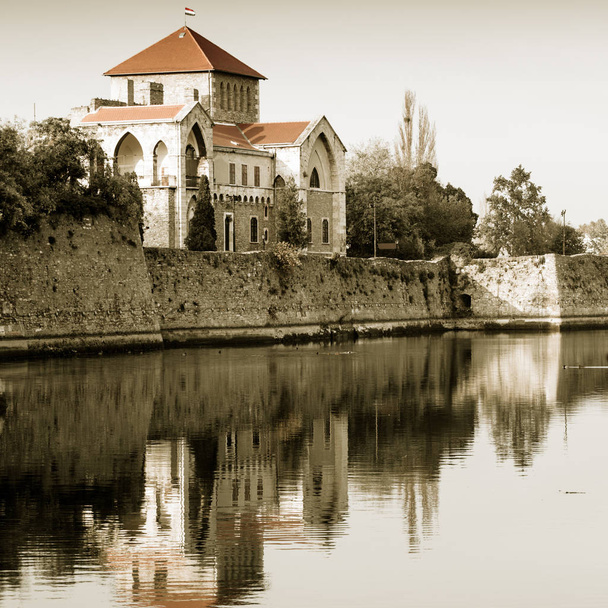 Zamek z Tata - Zdjęcie, obraz