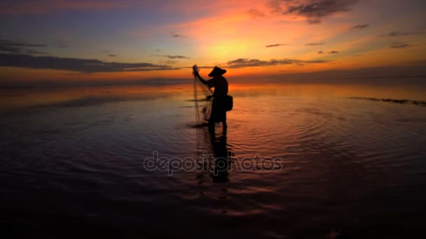 pescador con red en la costa
 - Imágenes, Vídeo