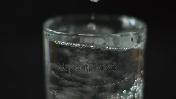 Ruční získá plátkem citronu ve sklenici vody - Záběry, video