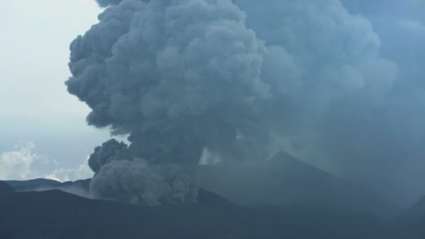 Извергающийся дым на горе Бромо
  - Кадры, видео