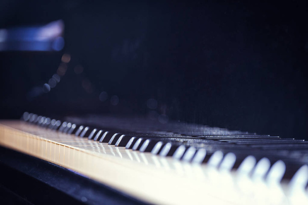 Классическое фортепиано, Классический концерт, белые и черные клавиши фортепиано.
 - Фото, изображение