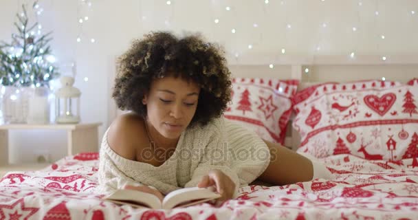 Ήρεμο όμορφη γυναίκα αφρικανική ανάγνωση στο κρεβάτι - Πλάνα, βίντεο