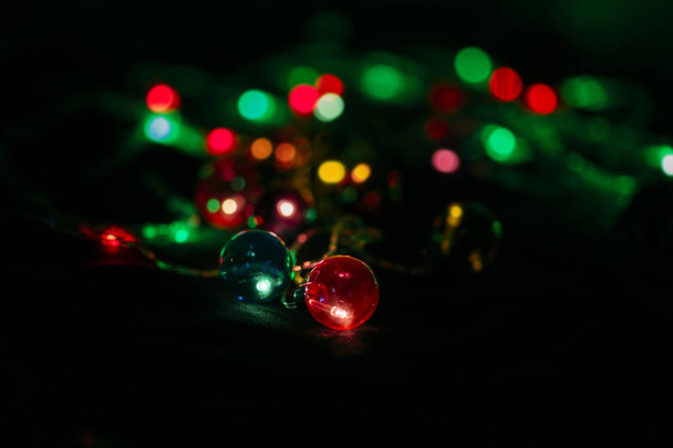 Karanlıkta parlayan Noel ışıkları - Fotoğraf, Görsel