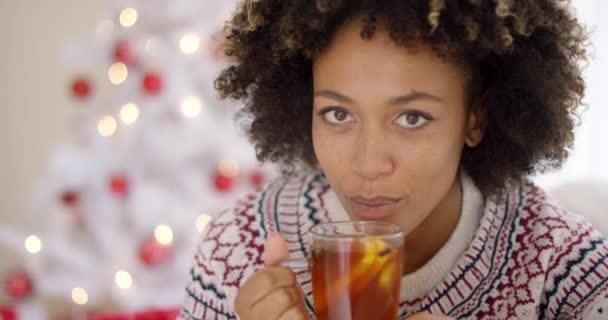 Mujer joven bebiendo una taza de té de limón caliente
 - Imágenes, Vídeo