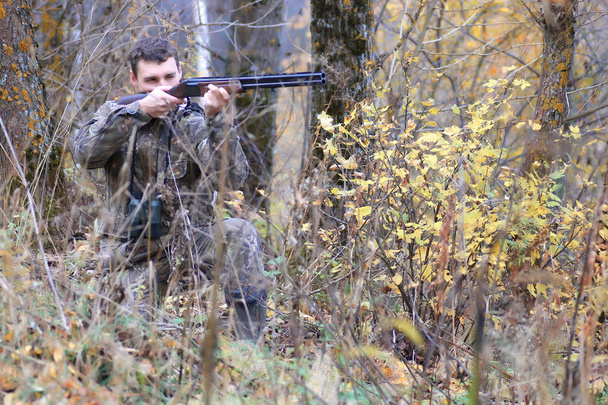 homem caçador ao ar livre na caça outono
 - Foto, Imagem