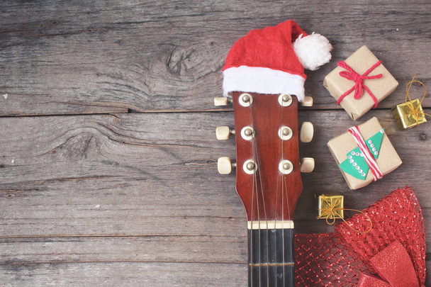 Guitarra con sombrero de Navidad
 - Foto, Imagen