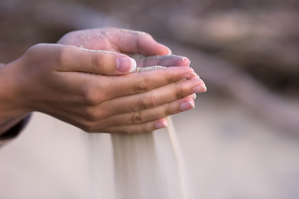 eliyle dökülen kum - Fotoğraf, Görsel
