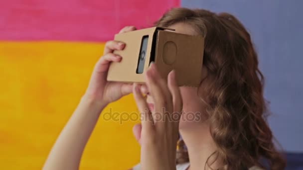 Jovem mulher encaracolada usando óculos de realidade virtual
 - Filmagem, Vídeo
