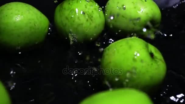 Green apples falling in water super slow motion video - Metraje, vídeo