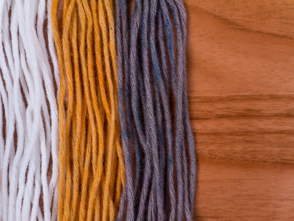Échantillons de fils de laine colorés au henné et indigo
 - Photo, image