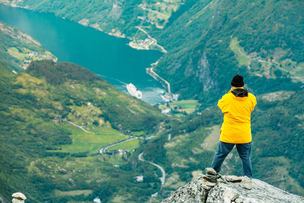 Tourist man on Dalsnibba viewpoint Norway - Foto, immagini