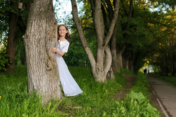 dívka v parku pohádka s jarní strom - Fotografie, Obrázek