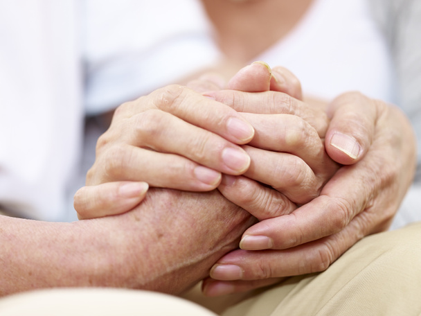 mains d'un couple de personnes âgées tenues ensemble
 - Photo, image