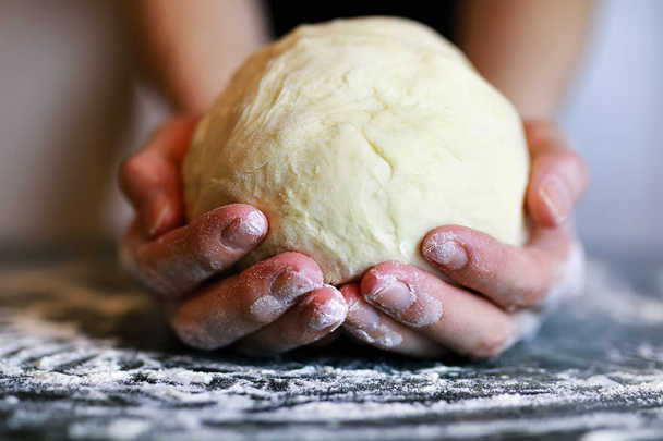 Ετοιμάστε πίτσα ζύμη χέρι - Φωτογραφία, εικόνα