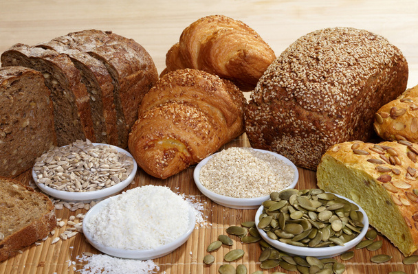 Sokféle kenyér- és alapanyagok - Fotó, kép