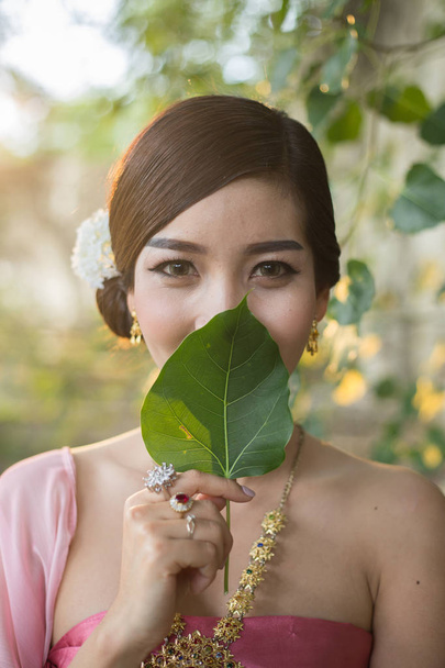 Mulher asiática com molho tailandês
 - Foto, Imagem