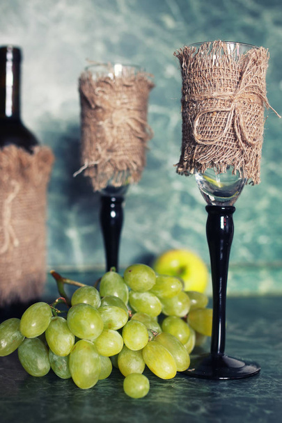 vakantie wijnfles met groene druif ingesteld op achtergrond - Foto, afbeelding
