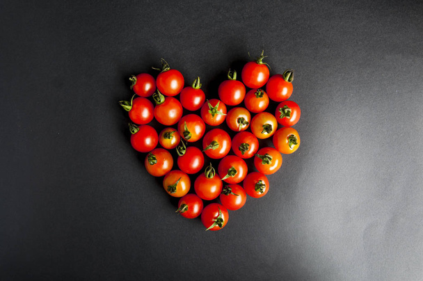 Tomate cereja vermelho bom para o coração
  - Foto, Imagem