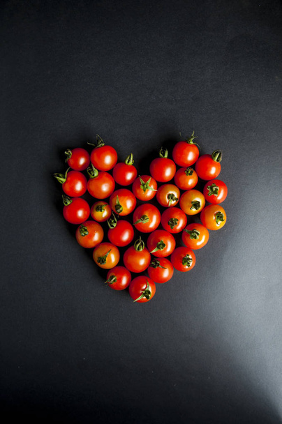 Red cherry tomatoes good for heart  - Foto, immagini