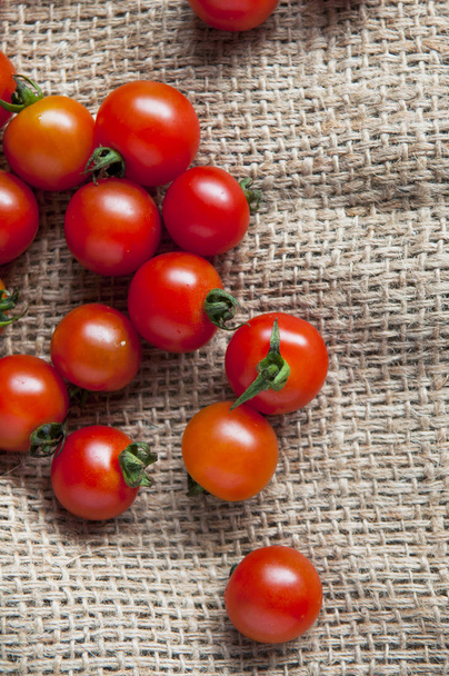 Red cherry rajčata dobré pro srdce  - Fotografie, Obrázek