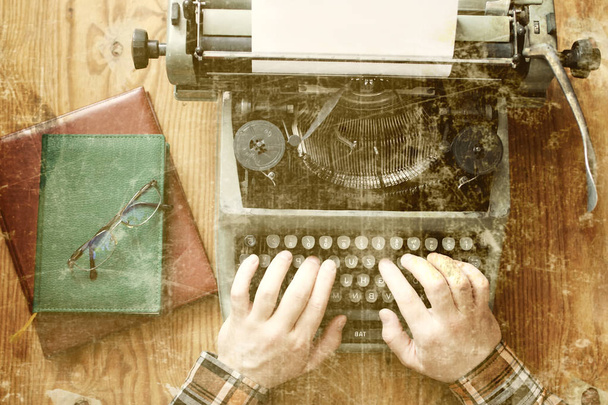 vieille machine à écrire photo table en bois rétro main
 - Photo, image