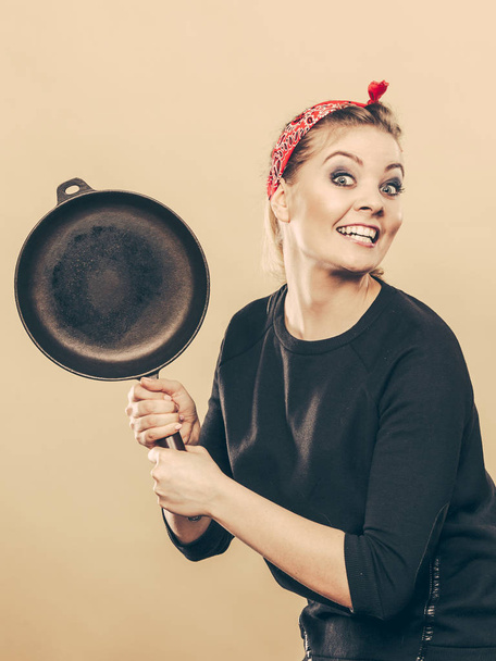 Retro styled woman having fun with kitchen accessories. - Valokuva, kuva