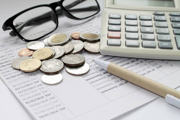 Mince, brýle, Kalkulačka a pera na vkladní knížku spořící účet - Fotografie, Obrázek