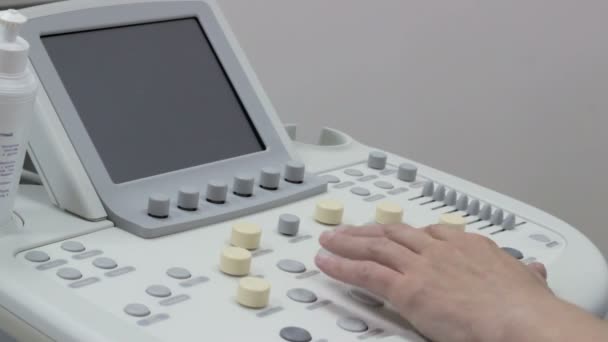 Manos del médico acostado en el teclado ultrasonido, primer plano
 - Imágenes, Vídeo