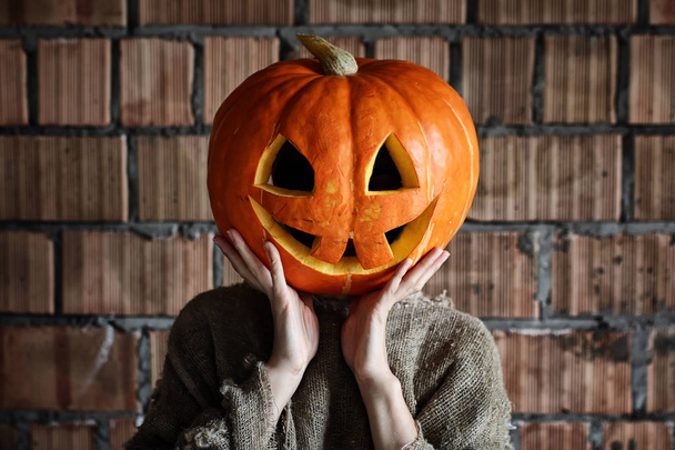 pumpkin head monster sign hand space halloween - Фото, изображение