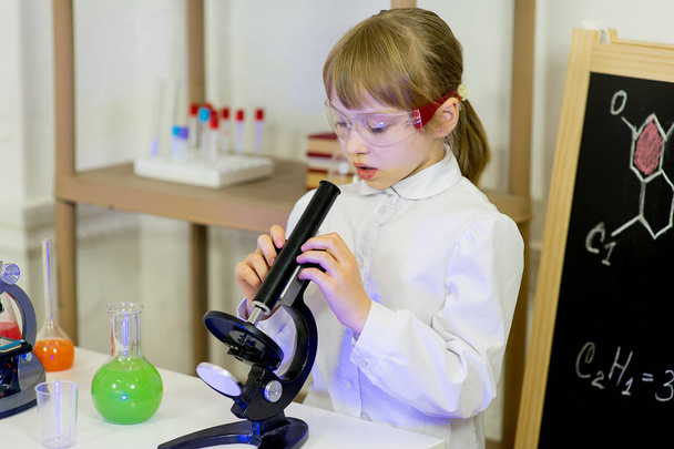 young girl making science experiments - Фото, зображення