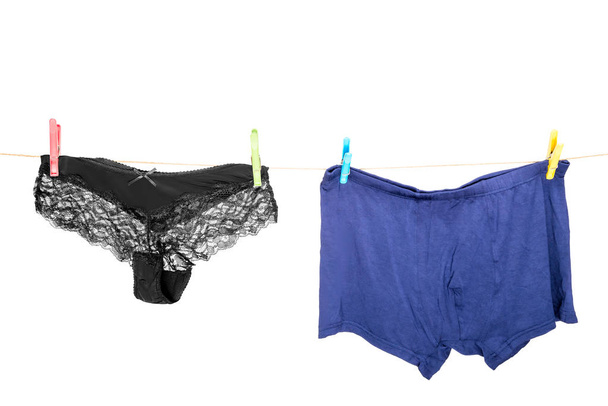 kurutulmuş clothesline üzerinde erkek ve kadın iç çamaşırı - Fotoğraf, Görsel
