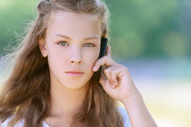 adolescent sévère fille parler sur téléphone portable
 - Photo, image