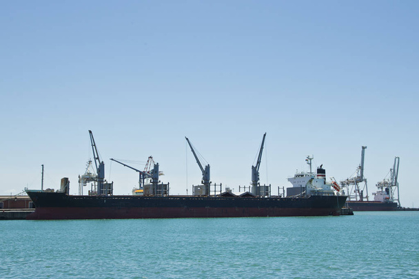 Large cargo vessel in port - Foto, immagini
