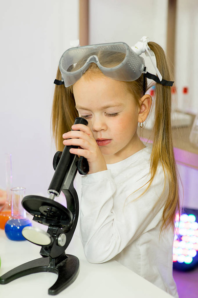 young girl making science experiments - Foto, imagen