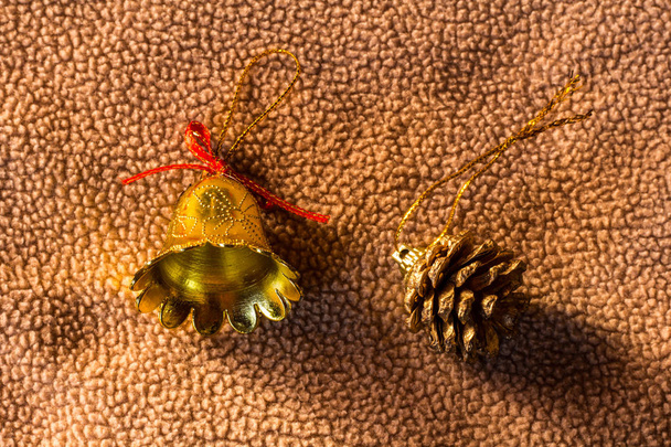 Натюрморт дзвін з барабанною іграшкою пластиком на тканині Різдво
 - Фото, зображення