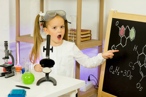 young girl making science experiments - Φωτογραφία, εικόνα