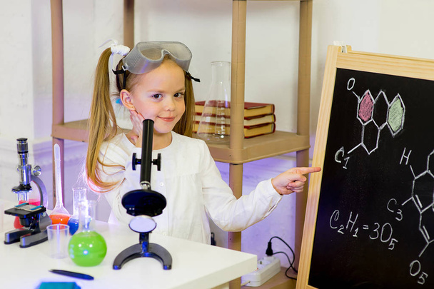 young girl making science experiments - Φωτογραφία, εικόνα