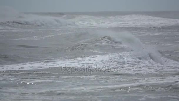 Gros plan des vagues venteuses de l'océan
 - Séquence, vidéo