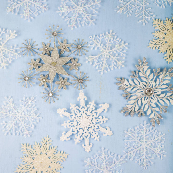 Silver decorative snowflakes on a blue wooden background. Christ - Zdjęcie, obraz