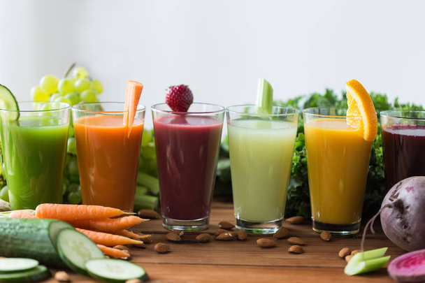склянки з різними фруктовими або овочевими соками
 - Фото, зображення